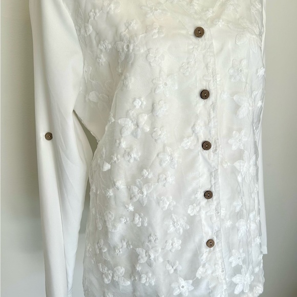 Pretty white blouse with floral overlay & adjustable length sleeves. Sz medium - Picture 4 of 9